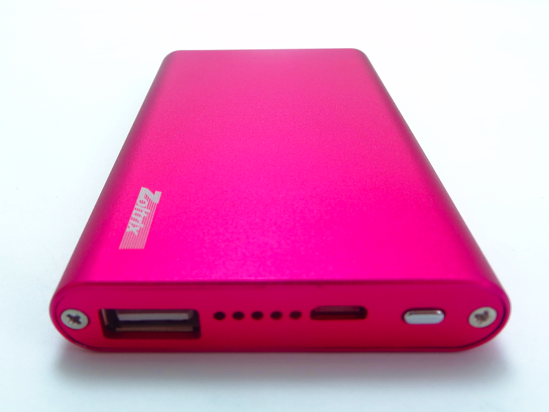  شارژر همراه زولتریکس مدل «ZX5» 5000 میلی‌آمپرساعت ظرفیت دارد و تنها یک خروجی «USB» برای شارژ دستگاه‌های 5 ولتی دارد